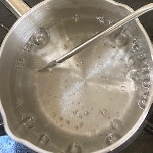 100℃：沸騰により大きな泡が立ちのぼる