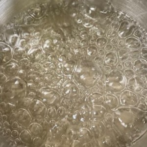 135℃：糸を引き始め、ほんのり色づく