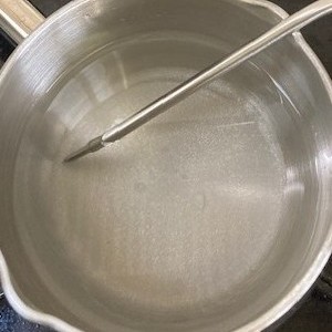 20℃：無色透明の砂糖水、変化は見られない
